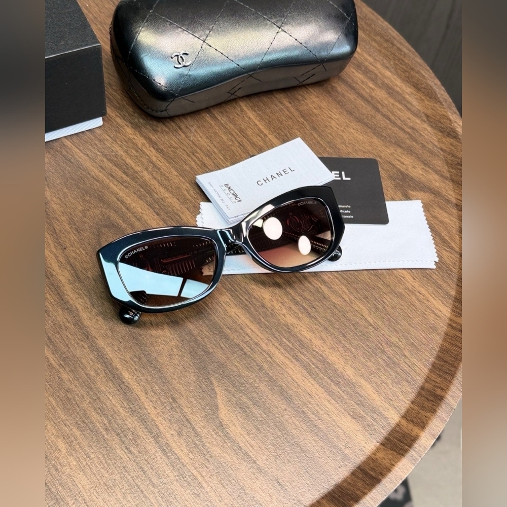 CHANEL SUNGLASSES - Picture 2 of 9
